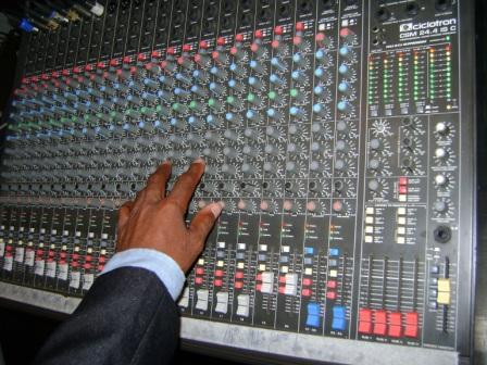 Curso de Áudio, Mesa de Som e Sonoplastia para Igrejas em 2026: Guia Completo para Qualidade Profissional